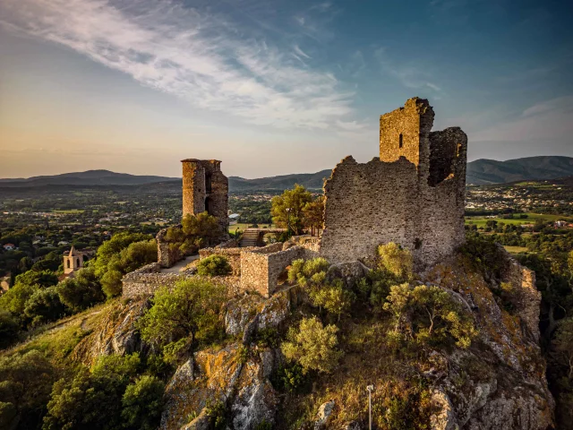Le château de Grimaud vu du ciel au lever du soleil