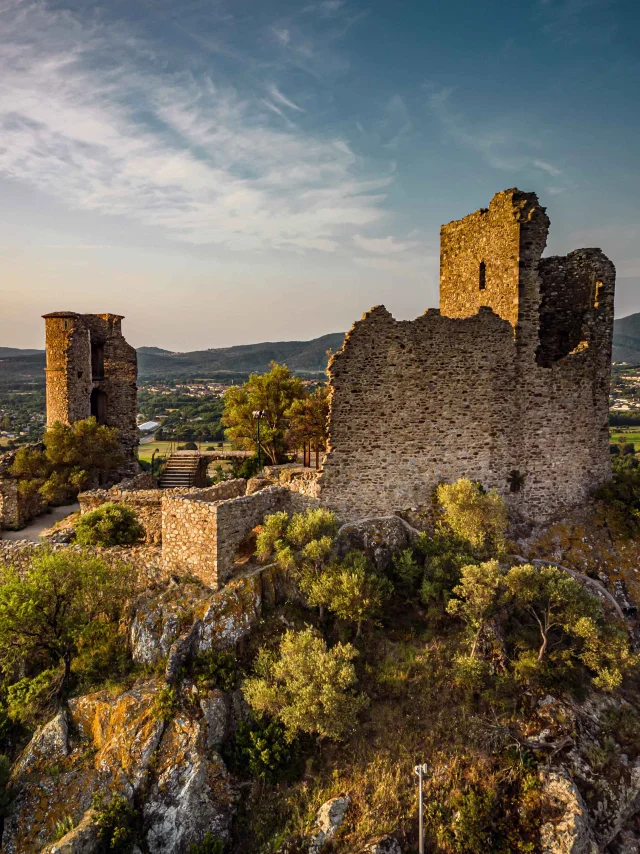 Le château de Grimaud vu du ciel au lever du soleil